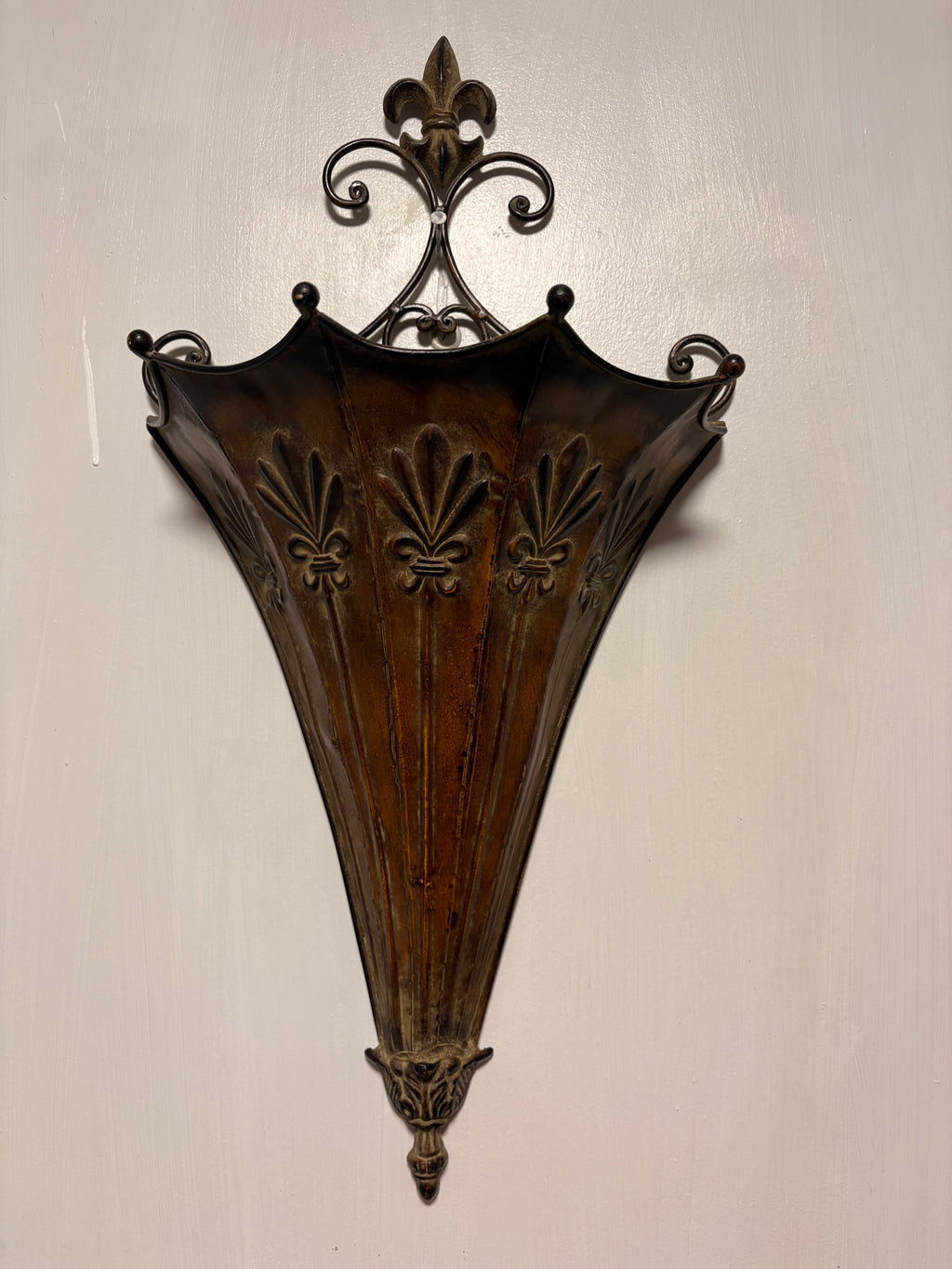 Vintage Metal Umbrella-Shaped Wall Hanging