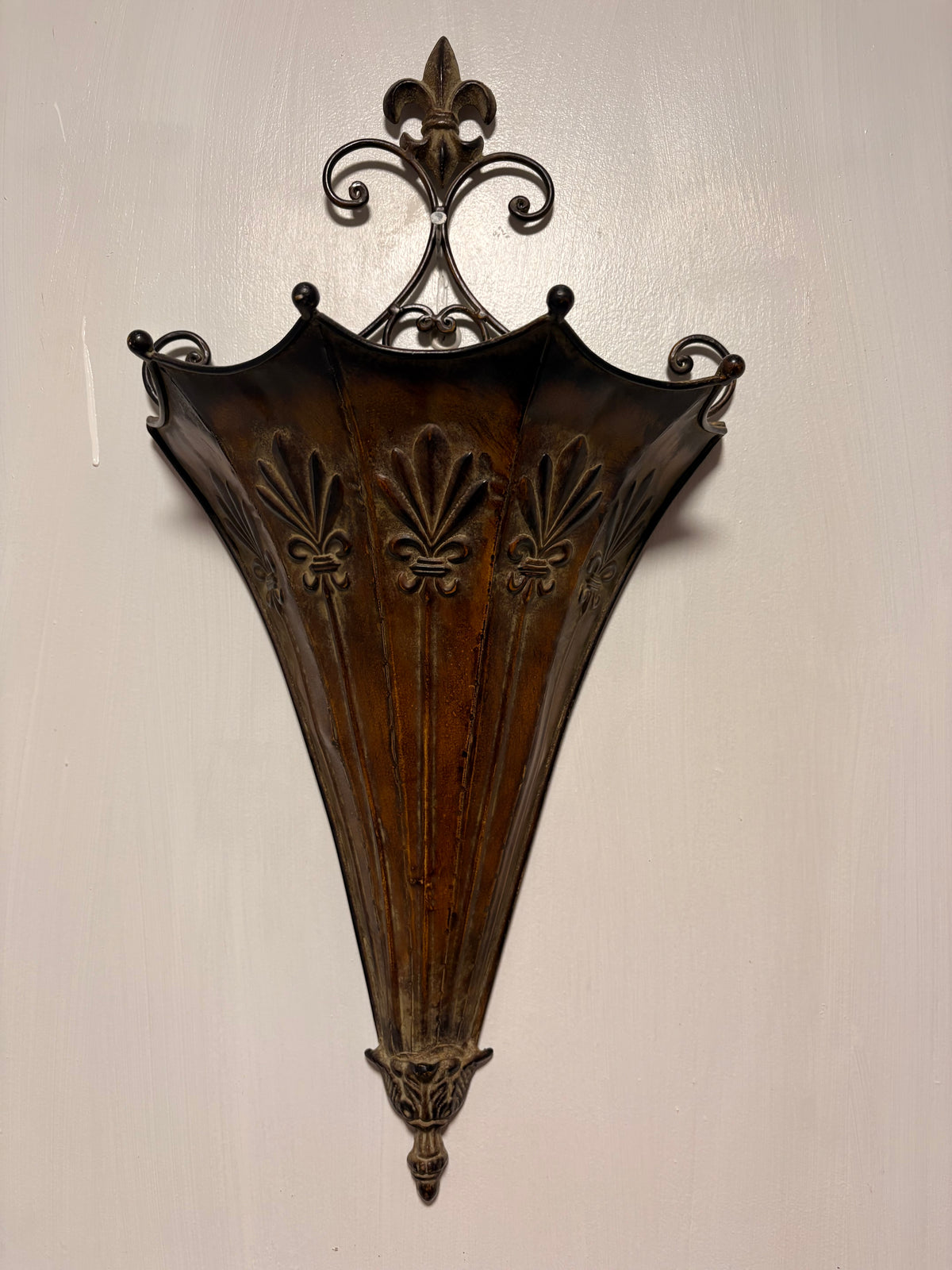 Vintage Metal Umbrella-Shaped Wall Hanging