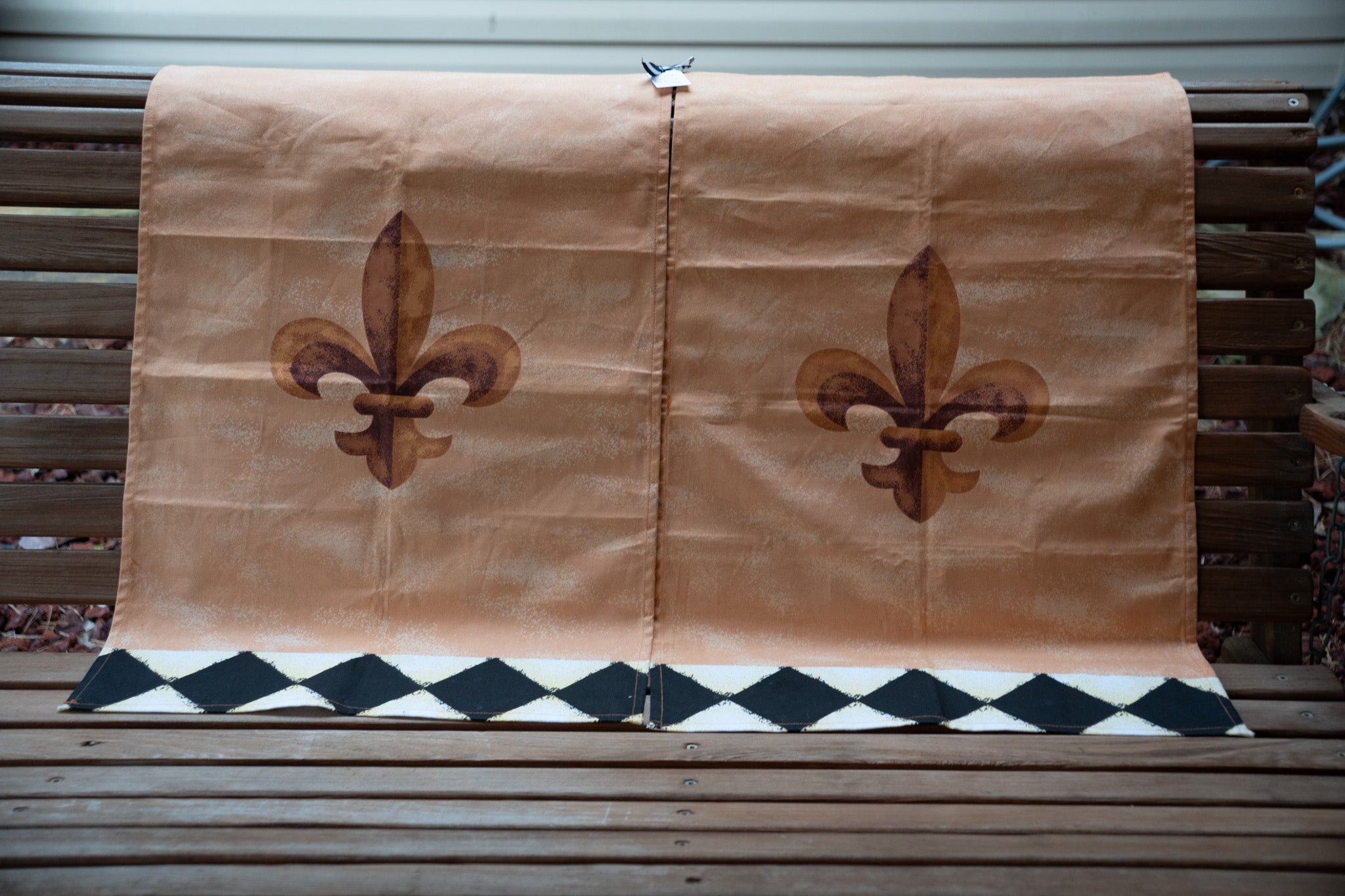 Fleur-de-lis Fabric Table Placement