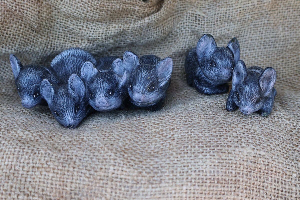 Vintage Black Ceramic Momma Pig & Six Piglets – 4-Piece Set